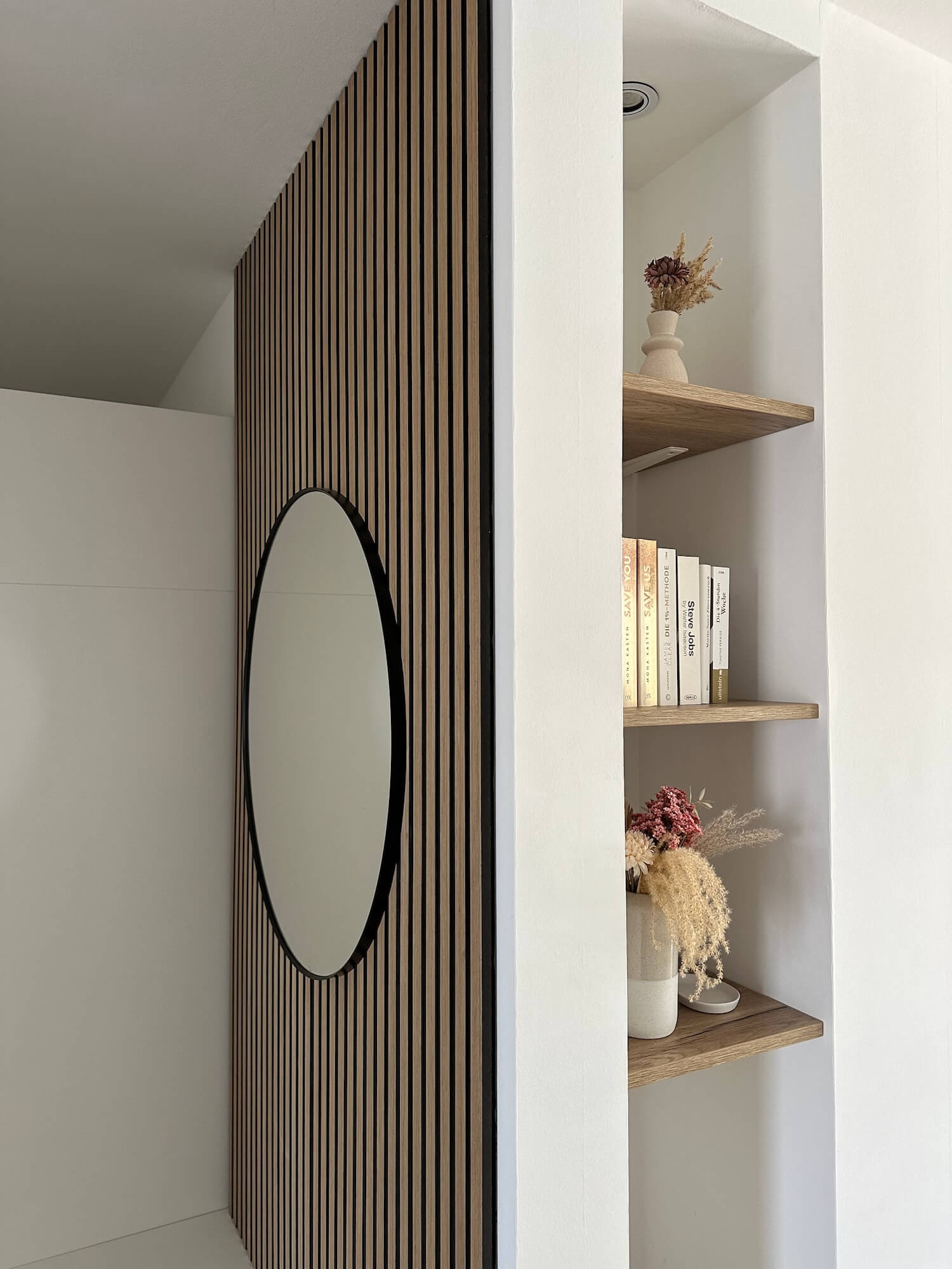 Maßgeschneiderte Holzdekorplatten als Regalböden mit Deko