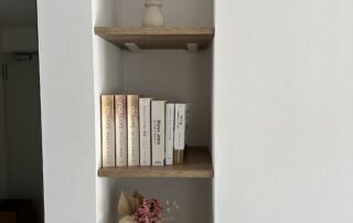 Regalböden nach Maß in einer Wandnische