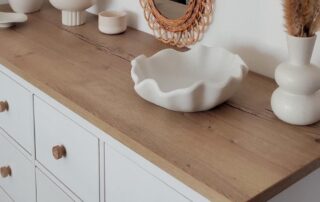 Weiße Kommode abgedeckt mit einer Holzplatte Eiche hell