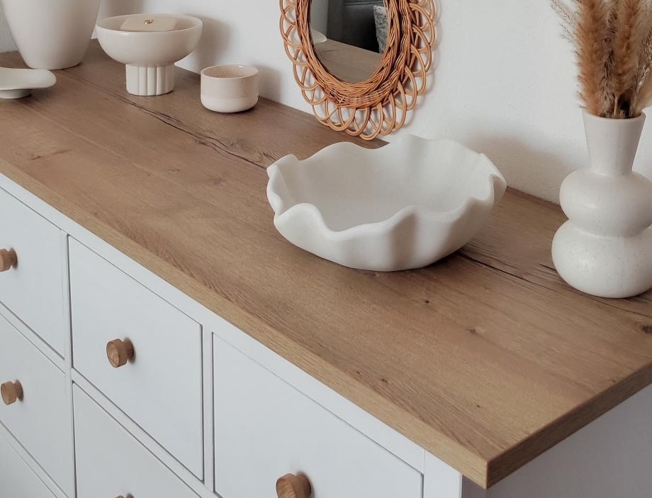 Weiße Kommode abgedeckt mit einer Holzplatte Eiche hell