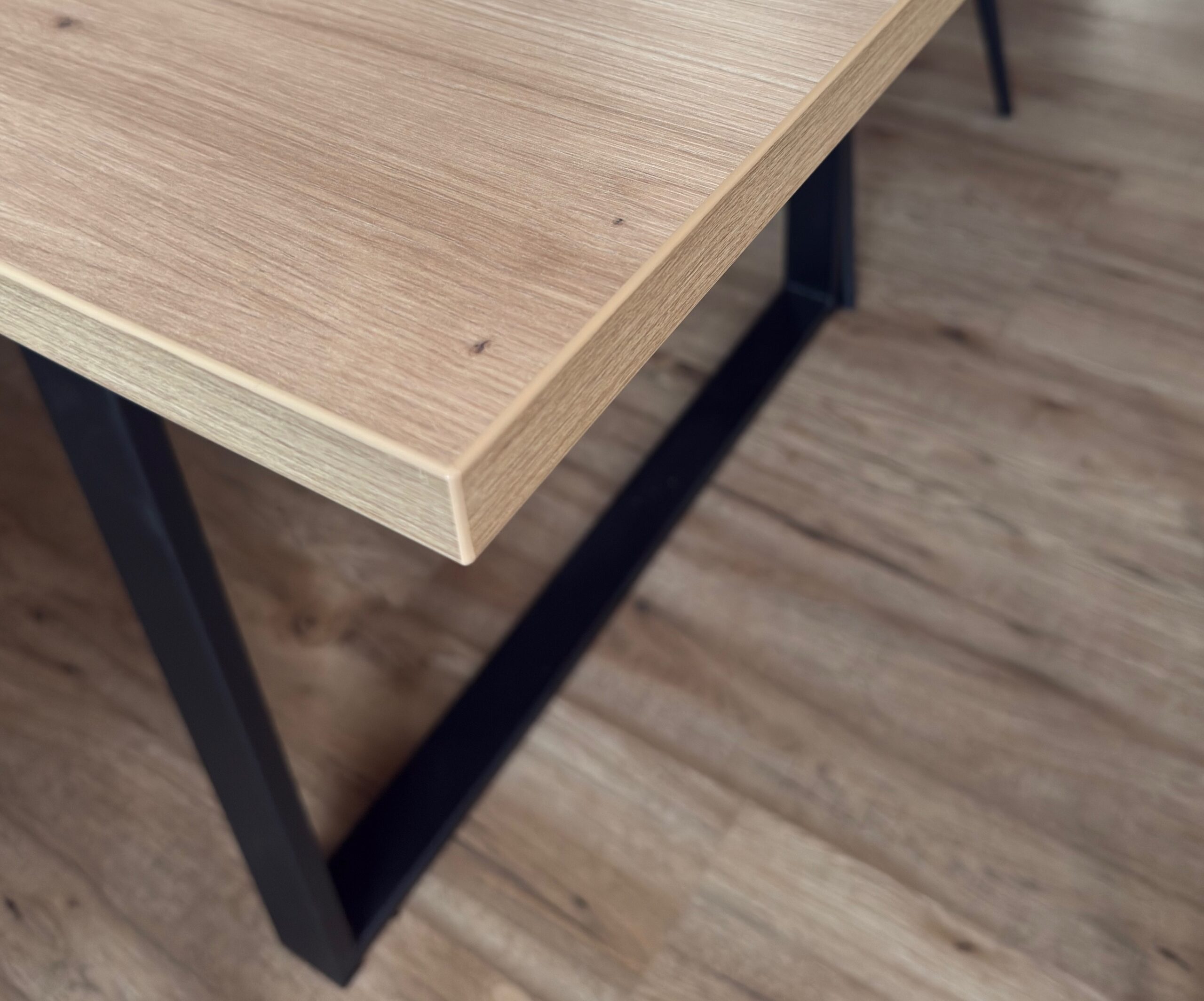 Schreibtisch mit Tischplatte in hellblauem Dekor