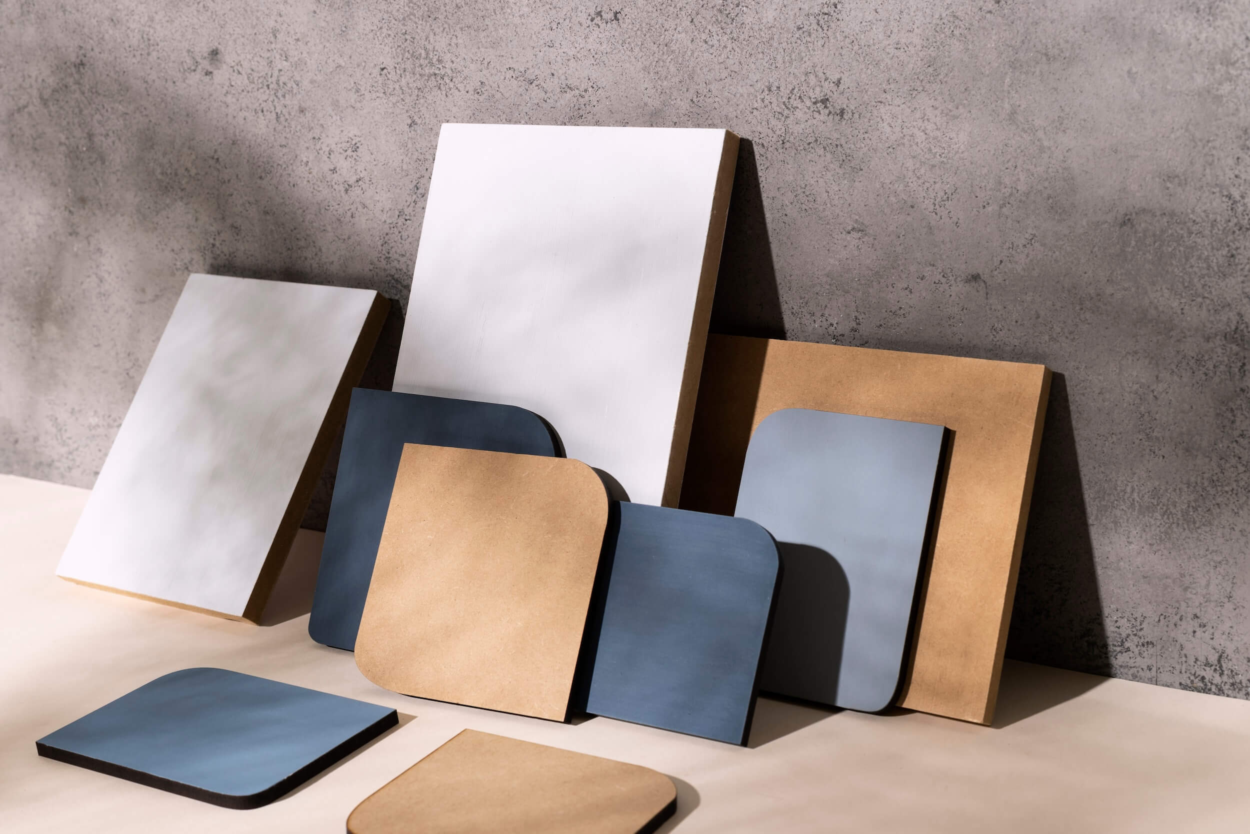 Schreibtisch mit Tischplatte in hellblauem Dekor