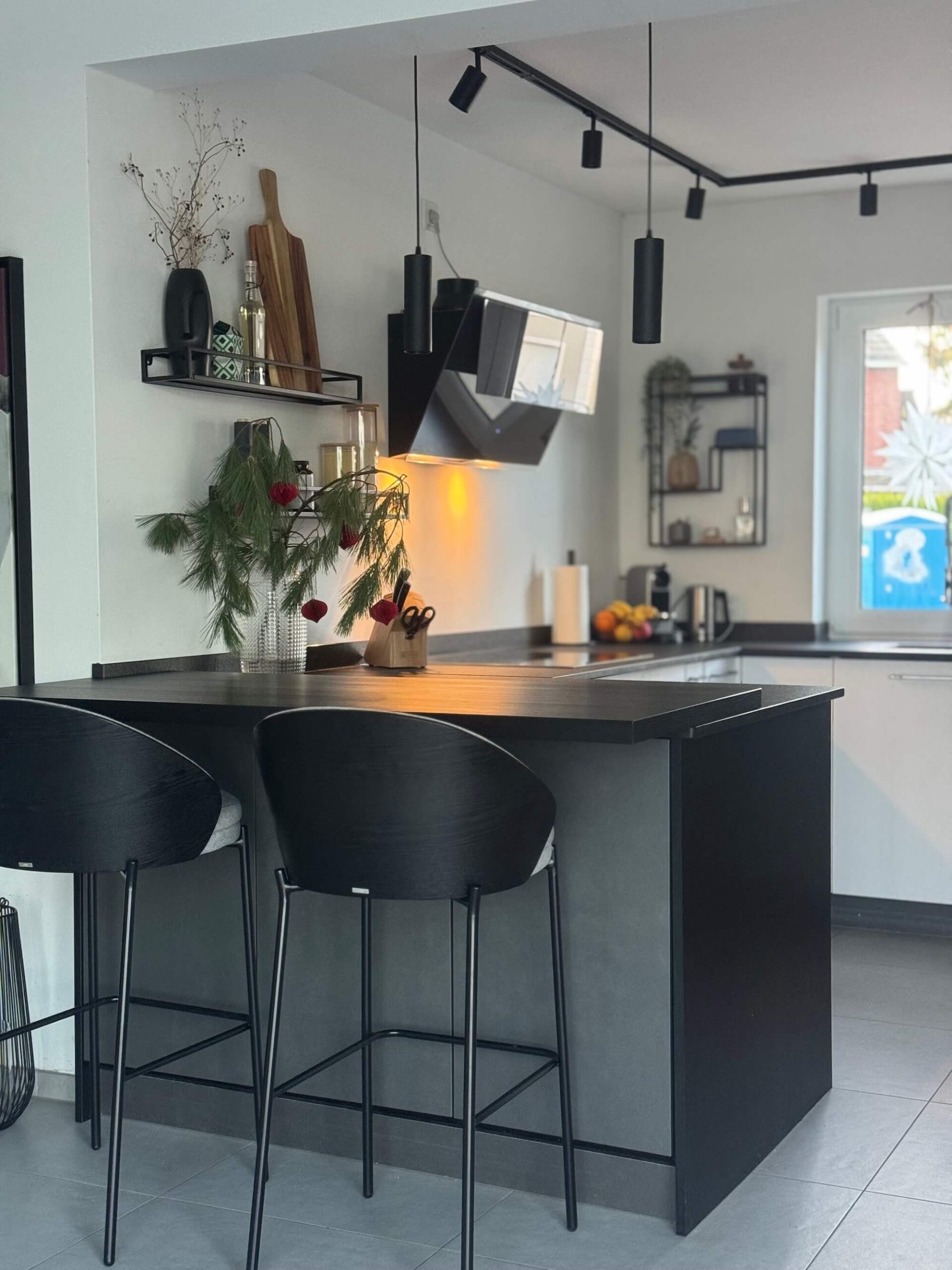 Schwarze Küche mit Theke von Mainzuschnitt im Dekor Schwarz mit Holzstruktur