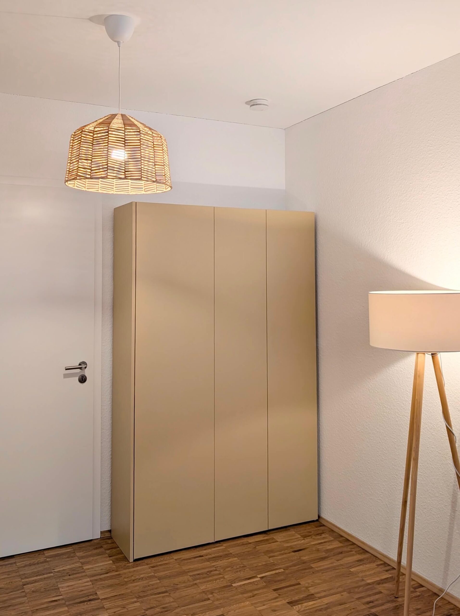 PAX Kleiderschrank mit alternativen Türen im Dekor Sandbeige von Mainzuschnitt