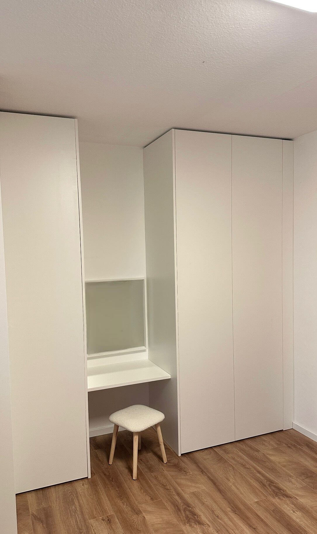 IKEA Pax Schrank und integrierter Schminktisch mit alternativen Fronten von Mainzuschnitt in Topweiß matt