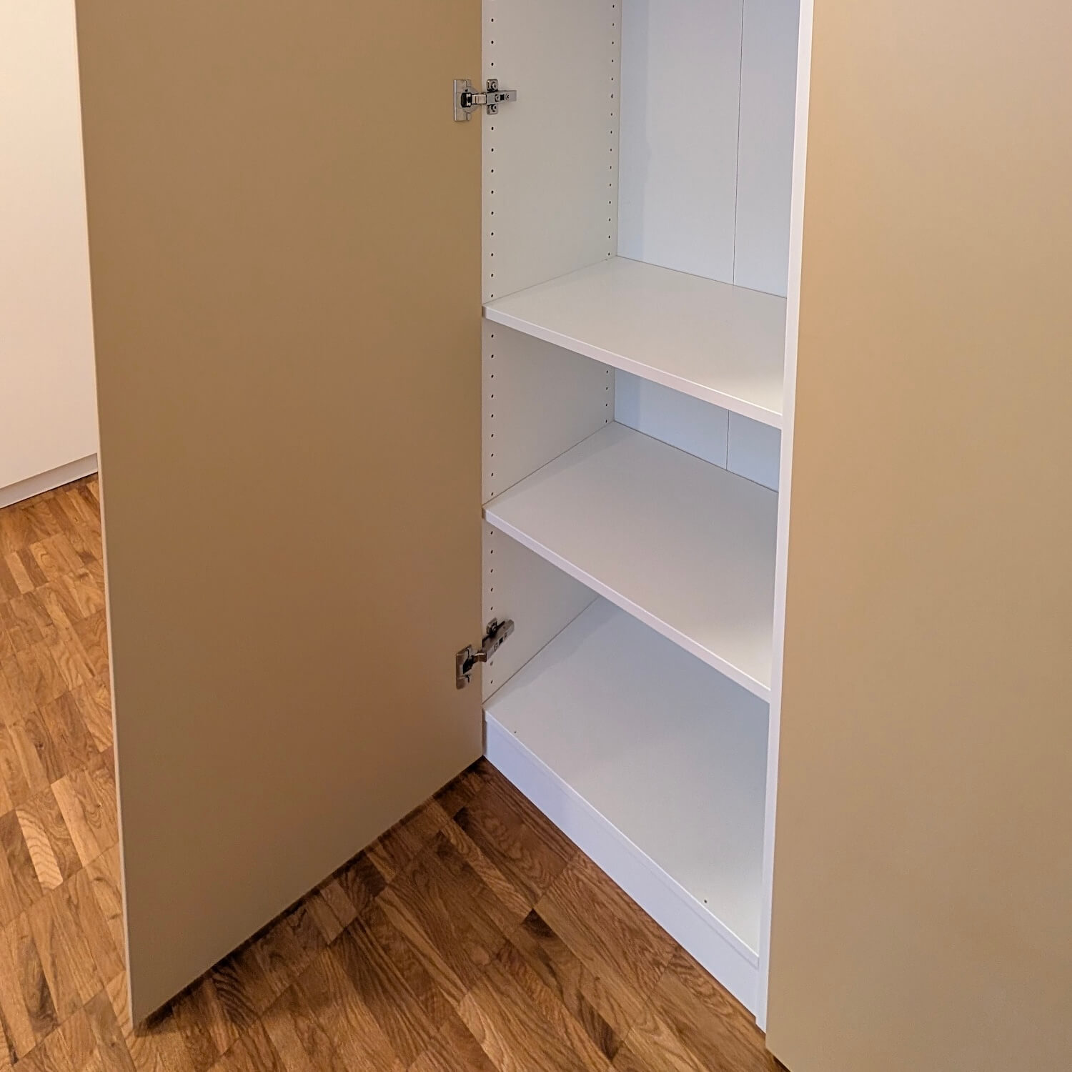 PAX Schrank mit geöffneter Tür