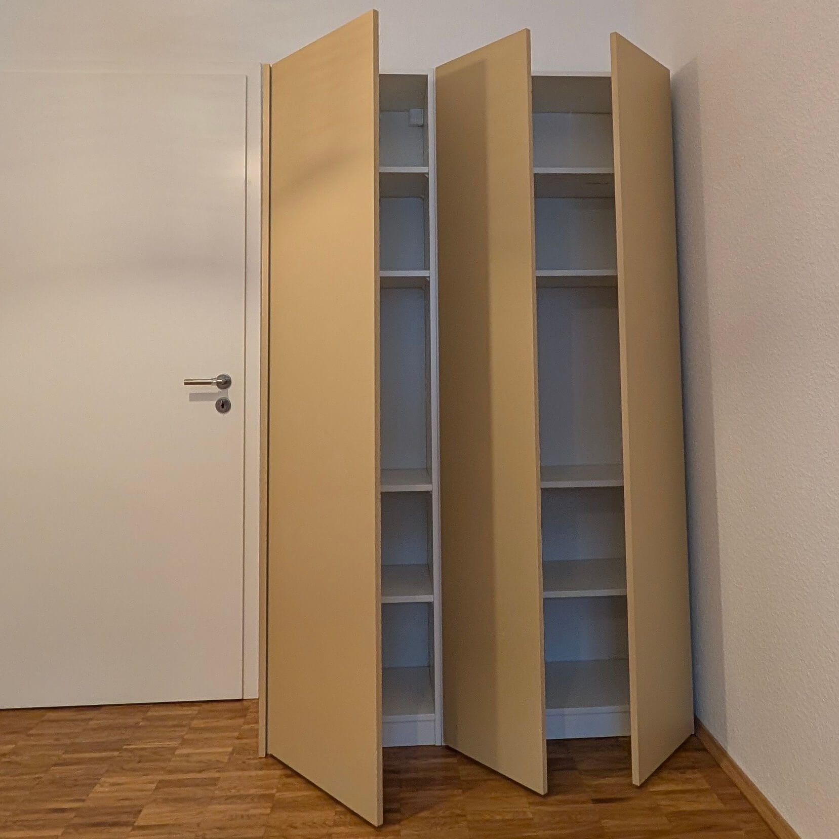 PAX Schrank mit drei geöffneten Türen