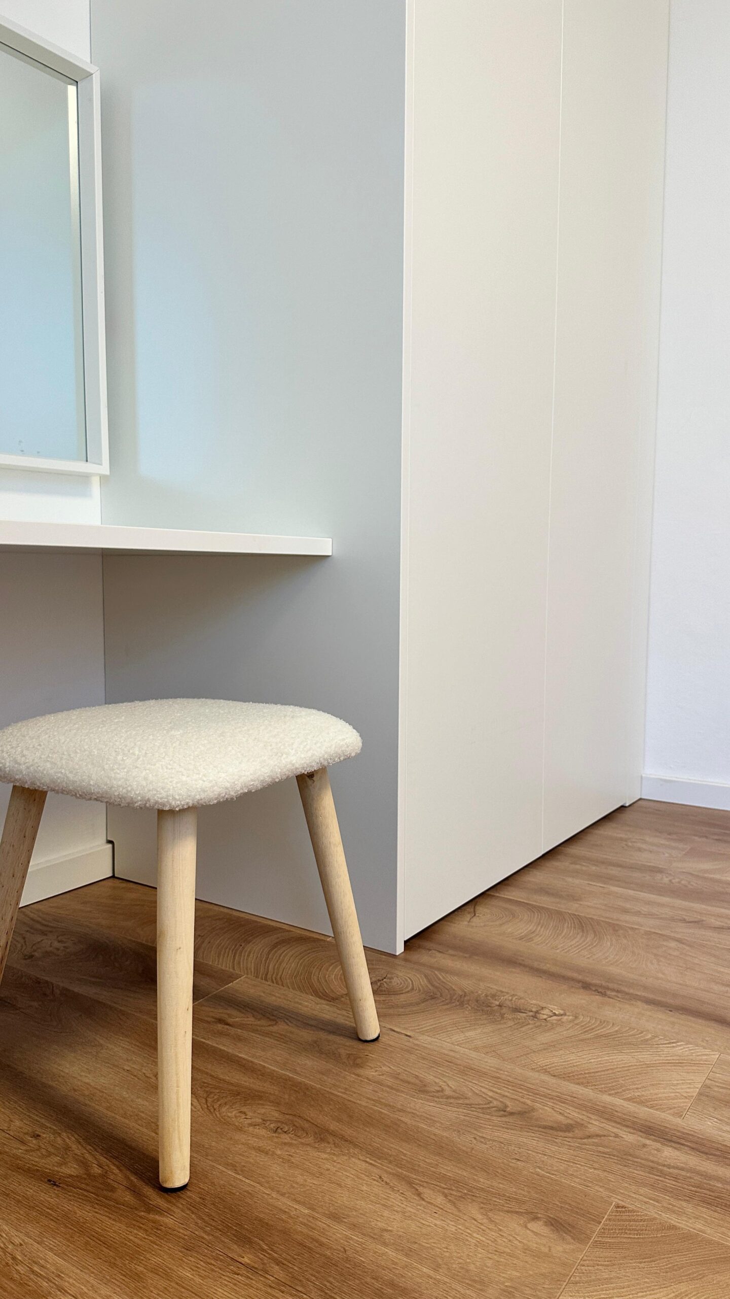 Hocker neben einem IKEA PAX Schrank mit alternativen Türen von Mainzuschnitt in Topweiss matt