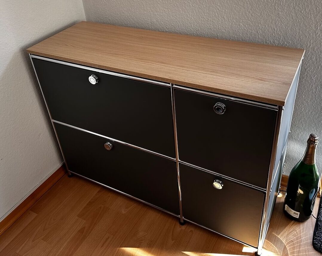 Schwarze Kommode mit Platte in Holzdekor