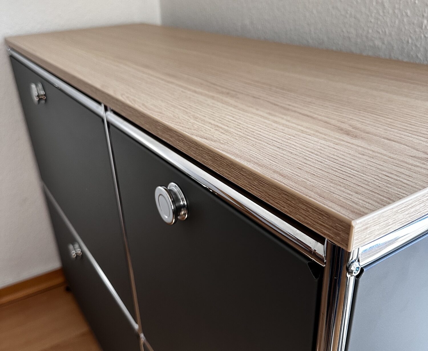 Schreibtisch mit Tischplatte in hellblauem Dekor