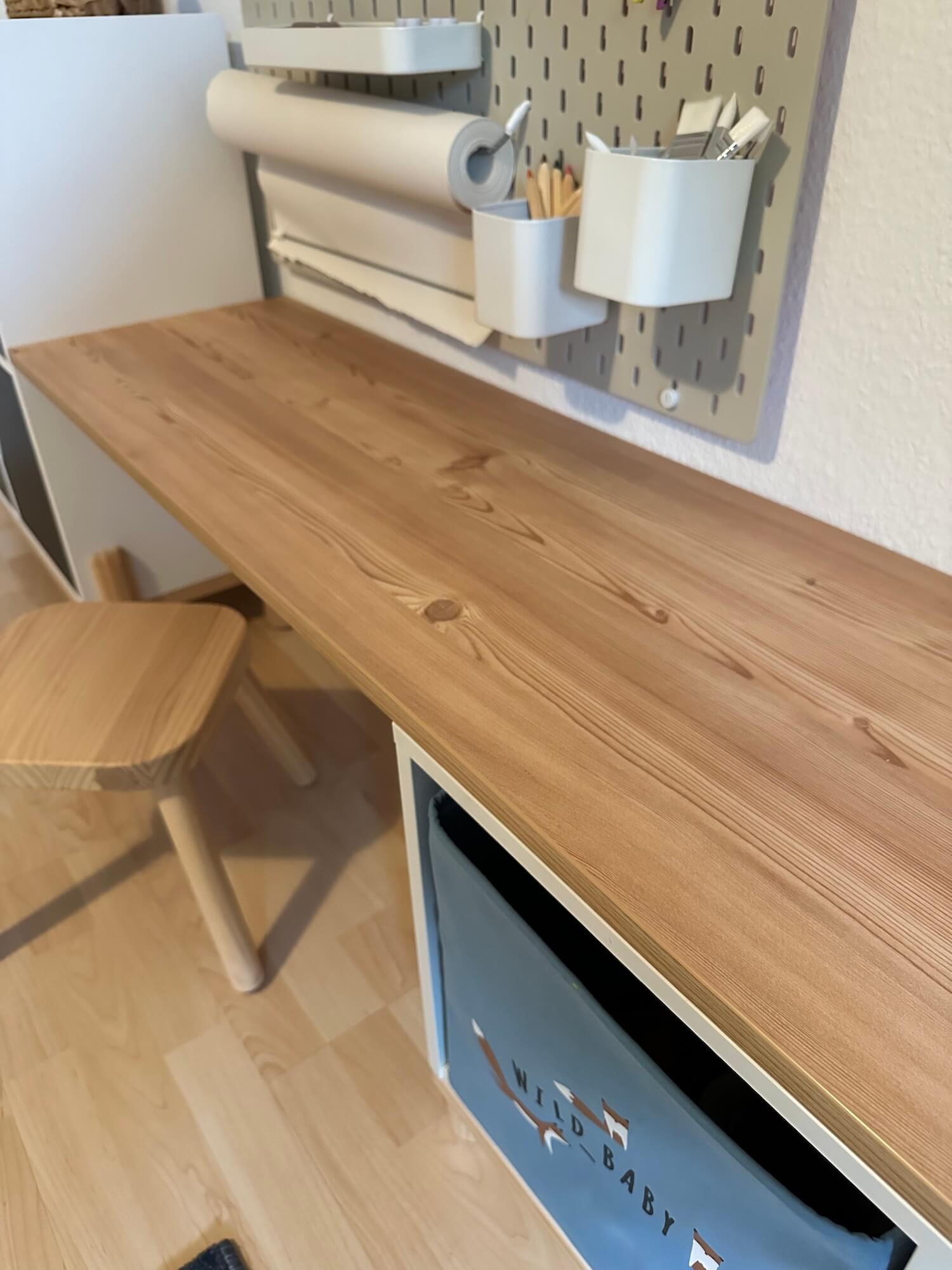 Selbst gebauter Kinderschreibtisch mit Holzplatte von Mainzuschnitt