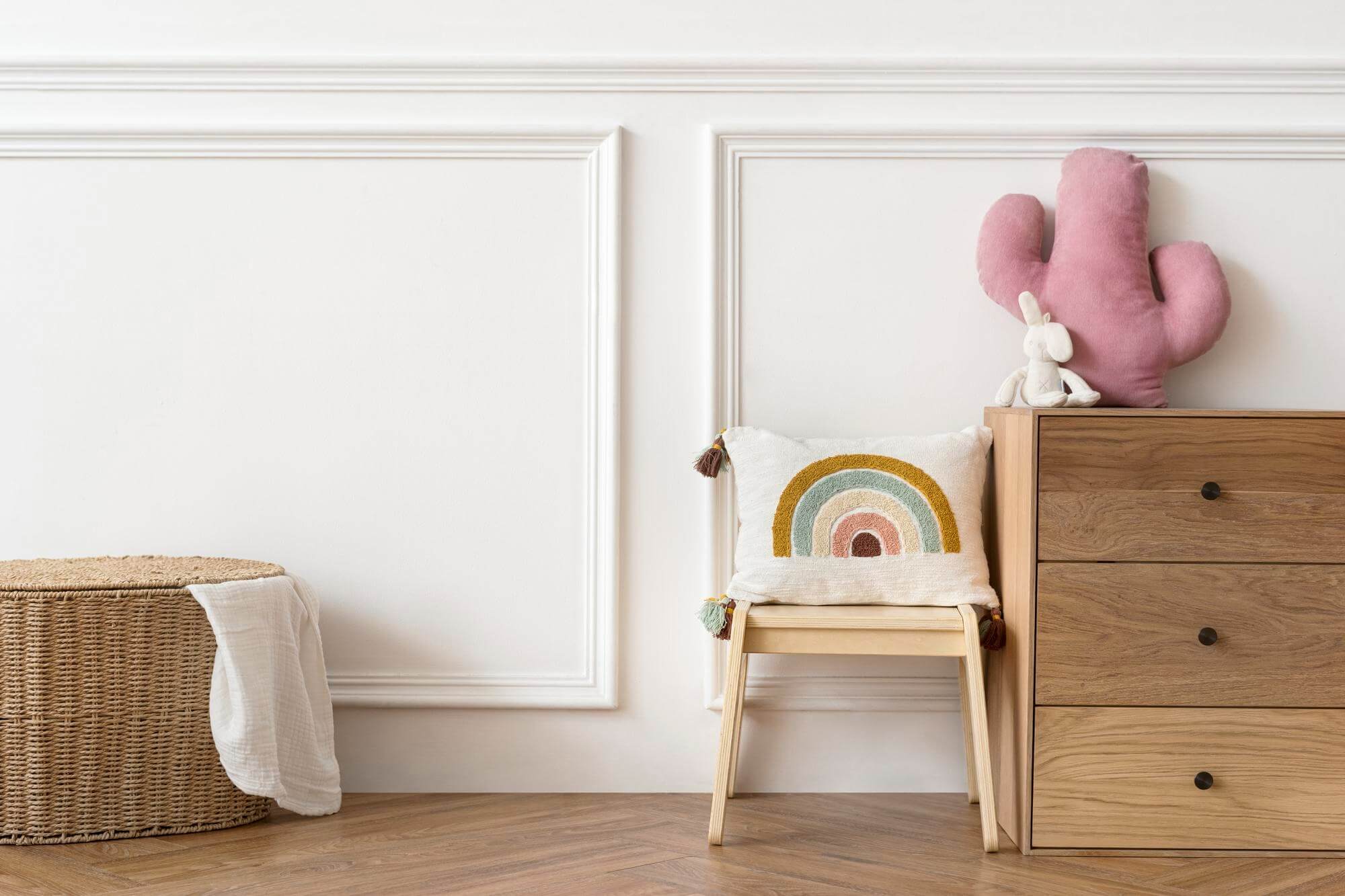 Kinderzimmer mit Holzmöbeln und Kissen
