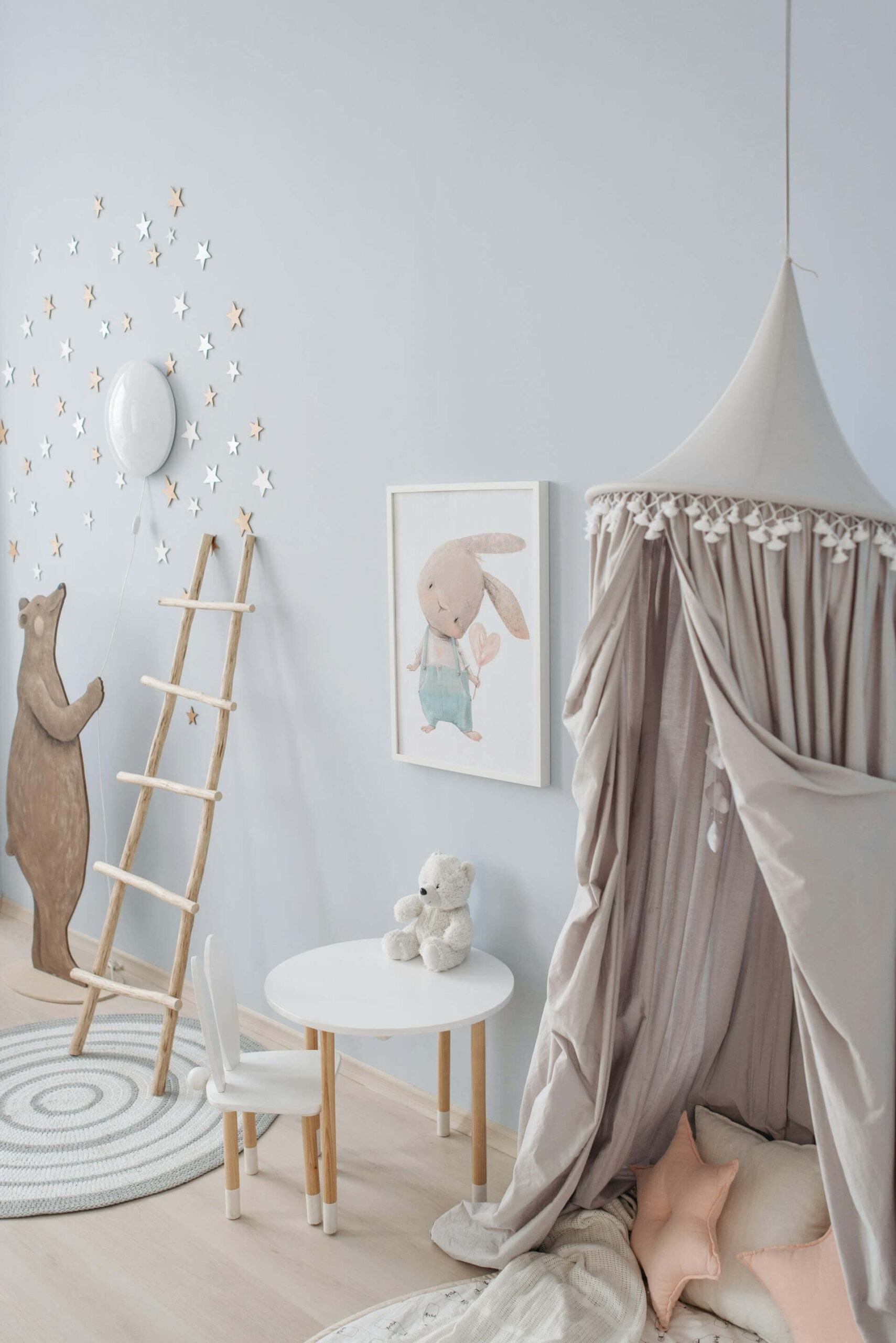 Kinderzimmer mit Spielzelt und Wohnaccessoires