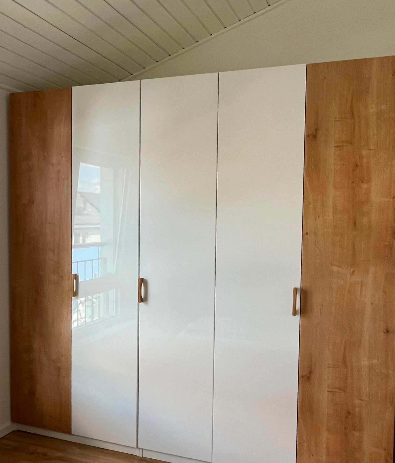 Kleiderschrank mit weißen und Holzoptik Fronten
