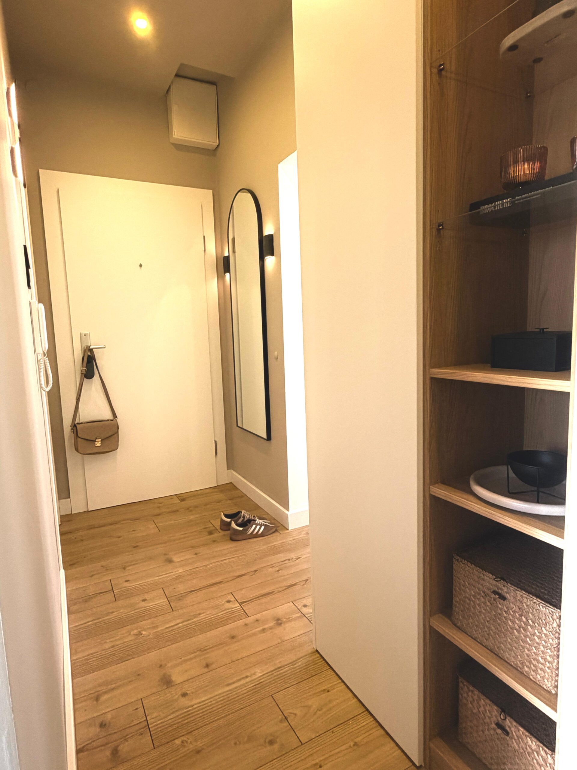 schrank-im-flur